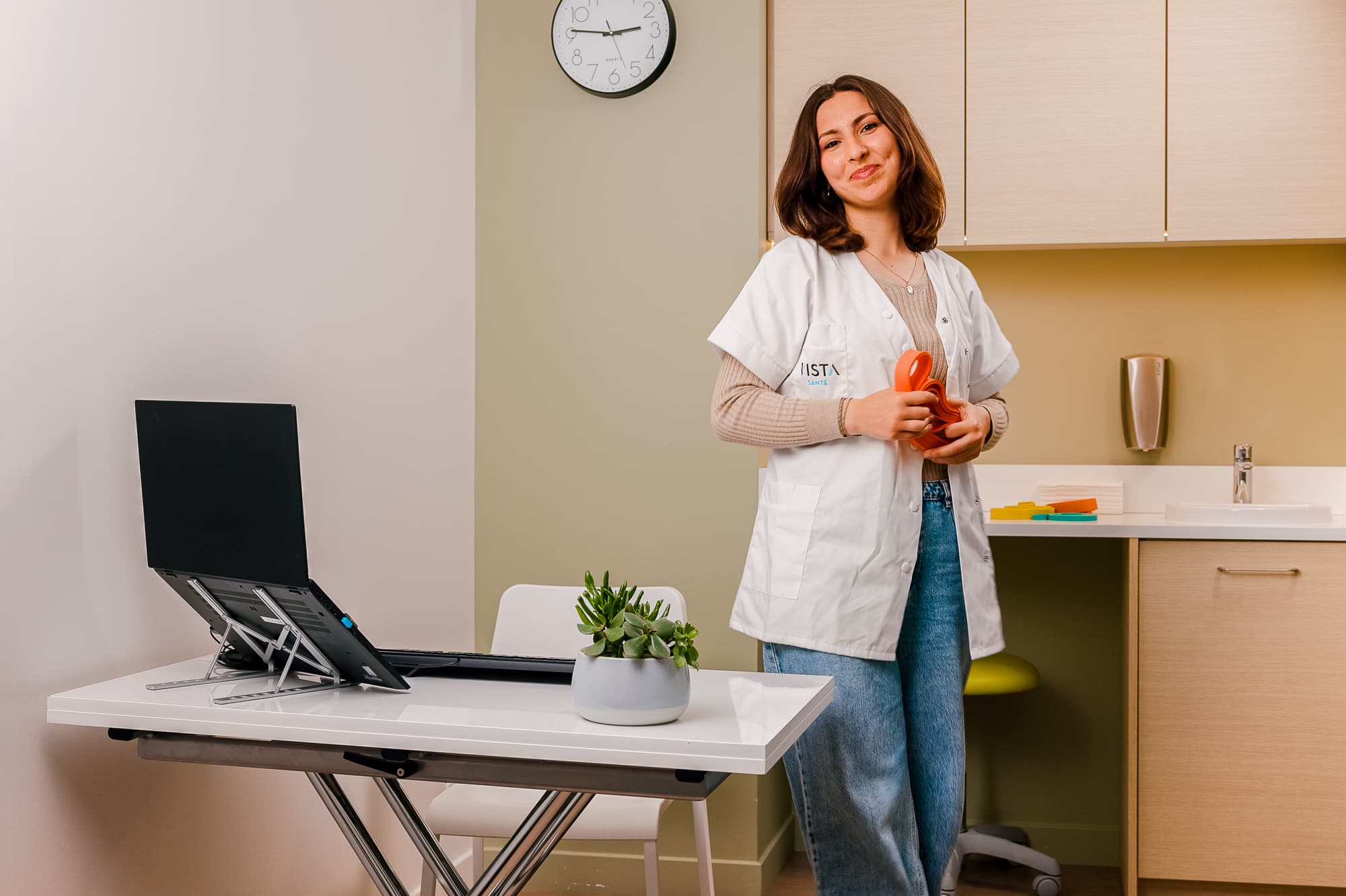 Une professionnelle de santé en blouse blanche dans son cabinet
