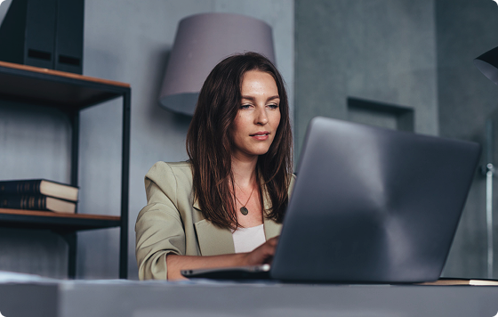 une femme réfléchit devant son ordinateur