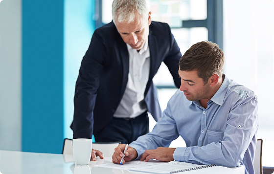 1 expert comptable explique des documents à son client