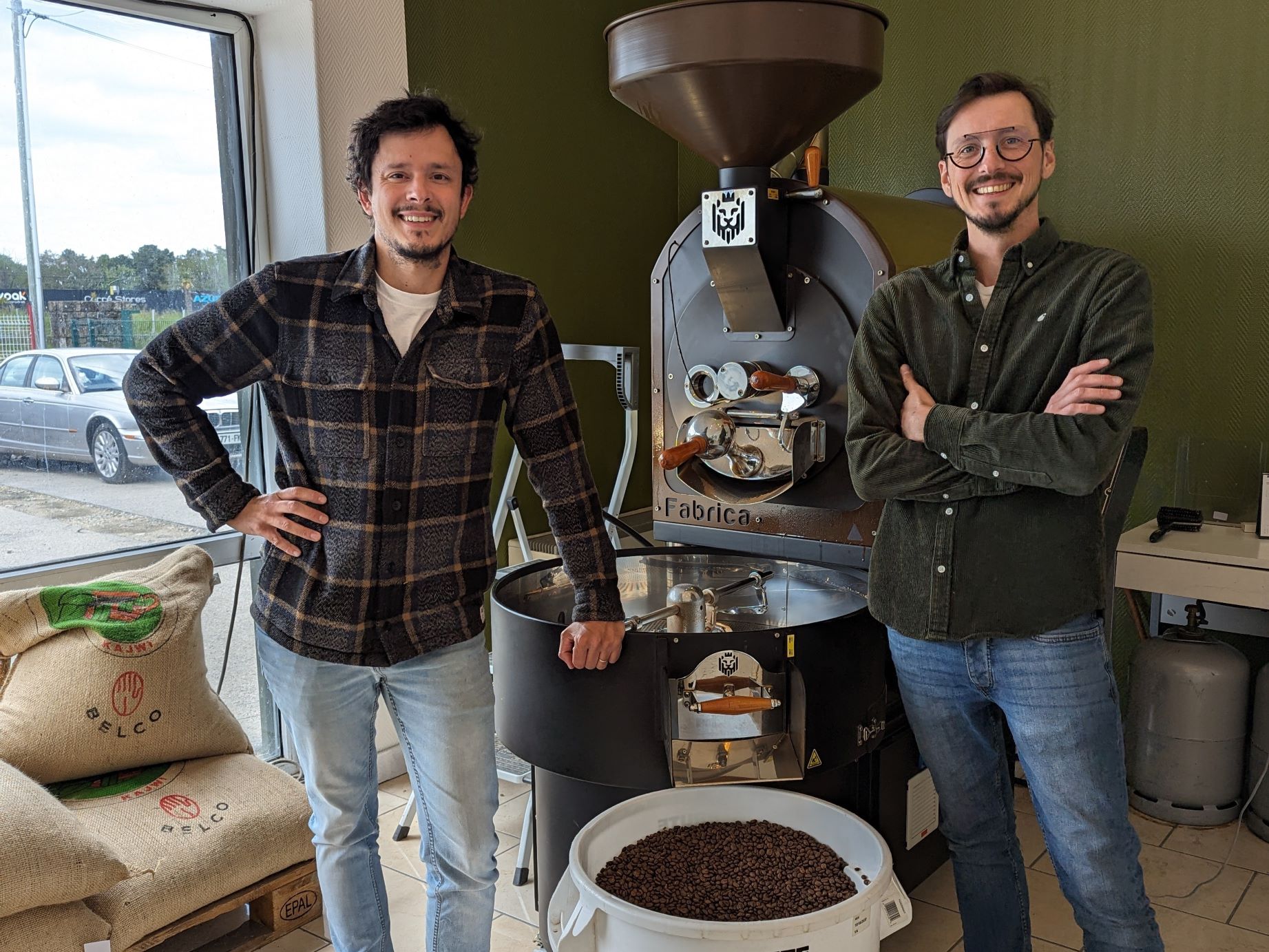 Photo des 2 co-gérants de l'entreprise Krogen, dans leur boutique de torréfacteur de café. Témoignage commerçant MEG