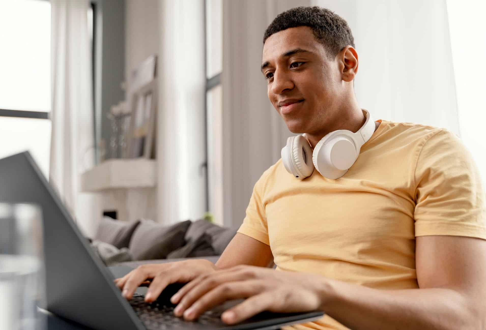 Jeune dirigeant travaillant sur un ordinateur portable pour comprendre les formats de facture électronique comme Factur‑X, UBL et CII.