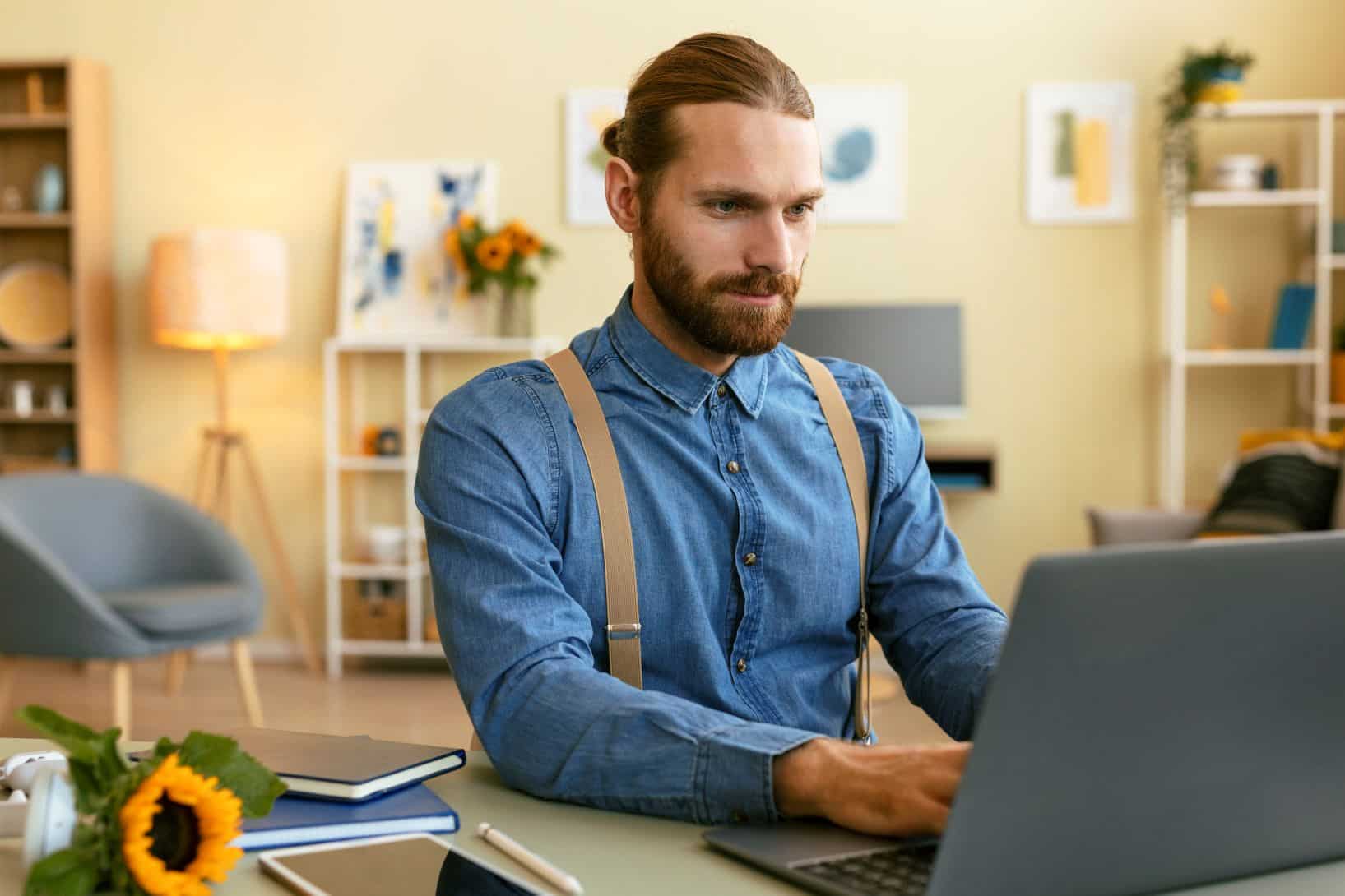 Personne travaillant sur un ordinateur portable à son bureau.