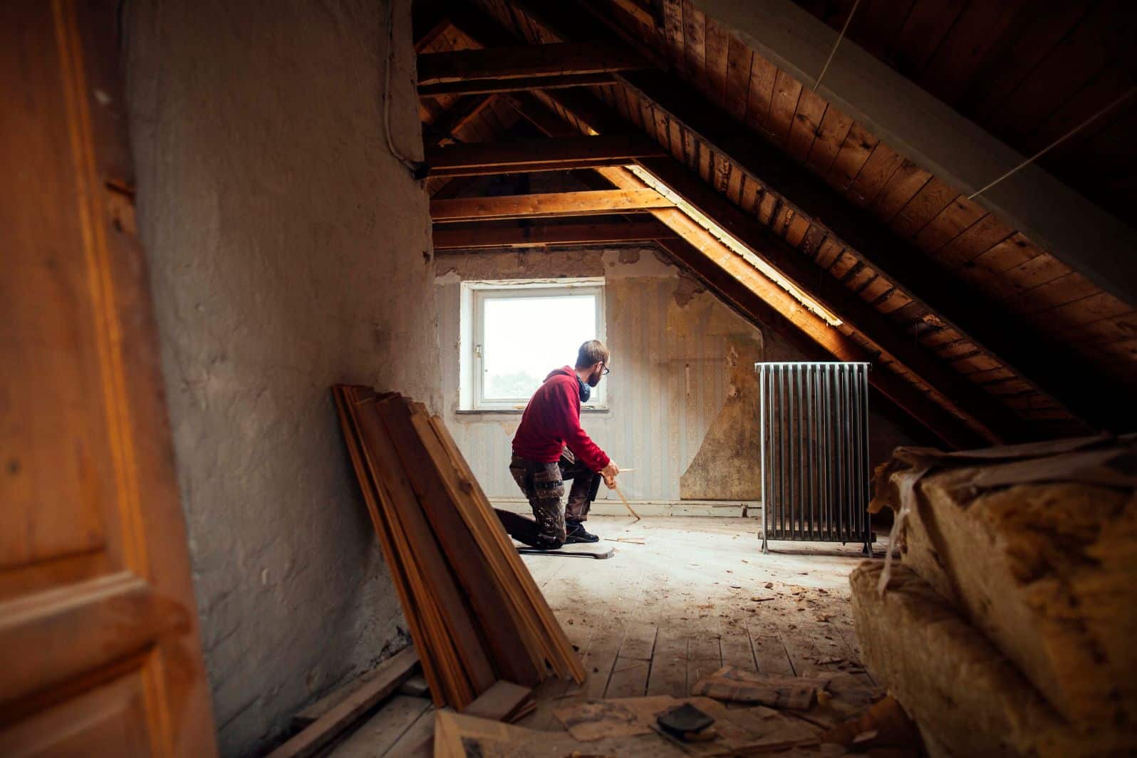 Photo d'un homme qui fait des rénovations dans une maison.