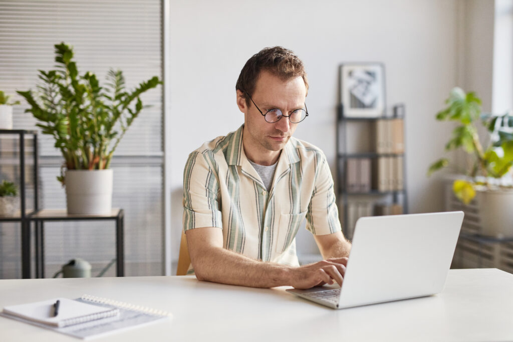 Homme travaillant devant un ordinateur portable