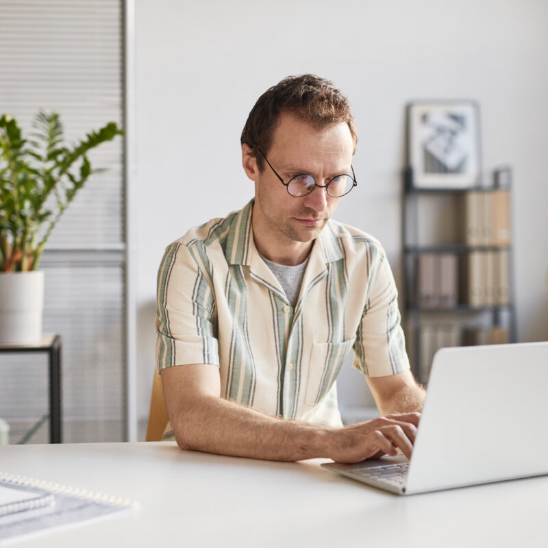 Homme travaillant devant un ordinateur portable